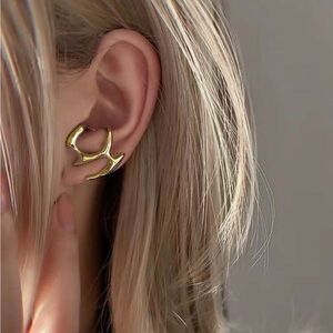 BRAND NEW ♥️ SUPER CHIC Minimalist asymmetrical cutout shape gold stud earrings